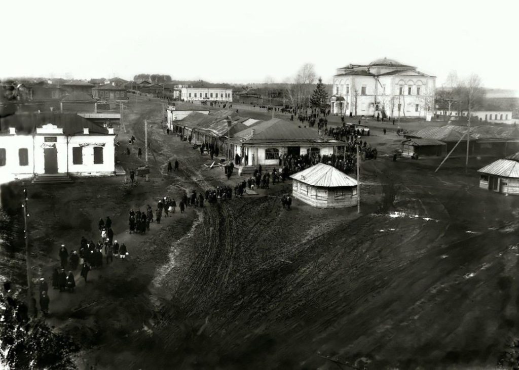Реж. Предвоенные годы, народ идет на работу на заводы через базарную площадь, справа здание бывшего Богоявленского храма