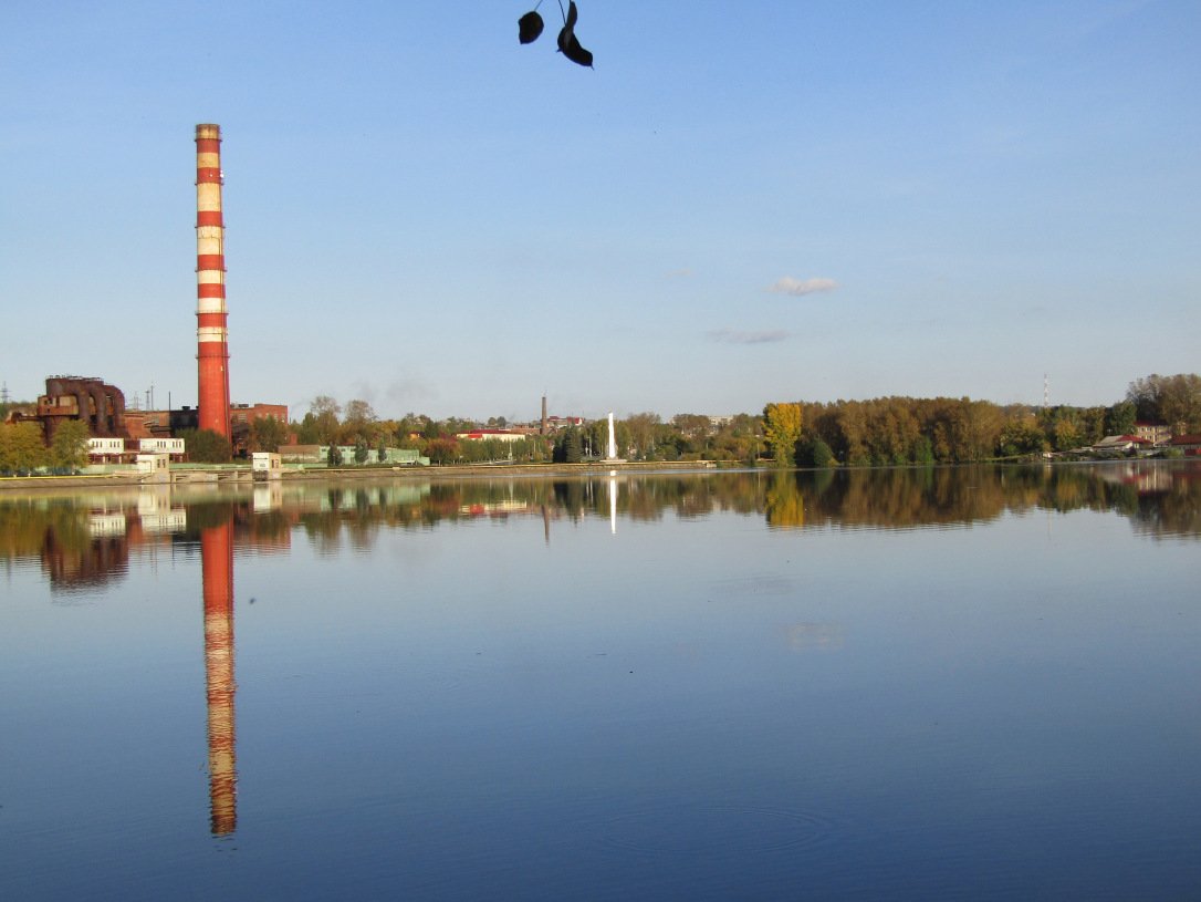 Труба Режского никелевого завода. Вид с левого берега пруда