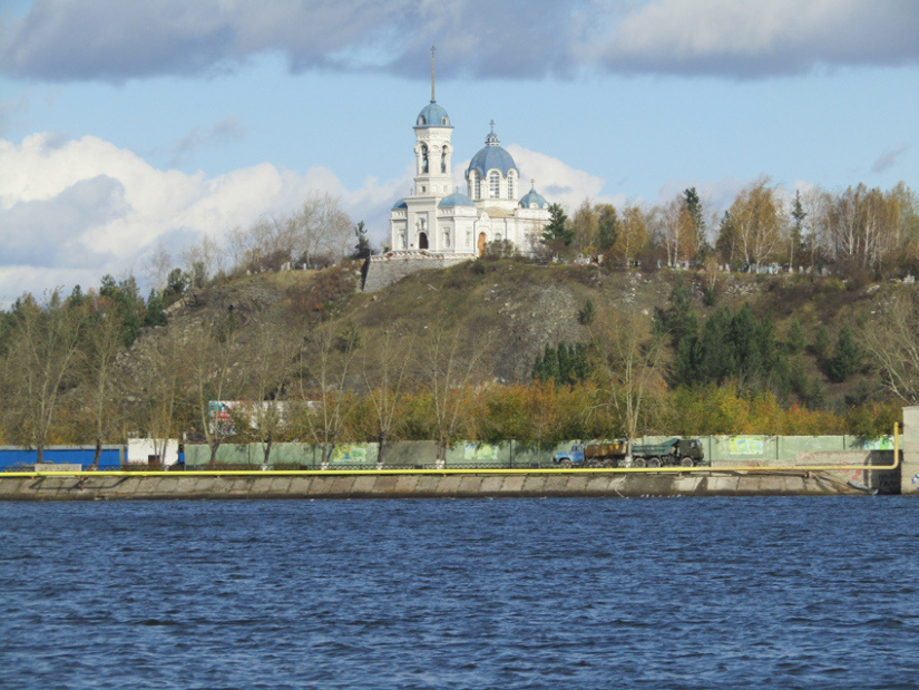 Вид с Режевского пруда на Иоанно-Предтеченскую (Нагорную) церковь