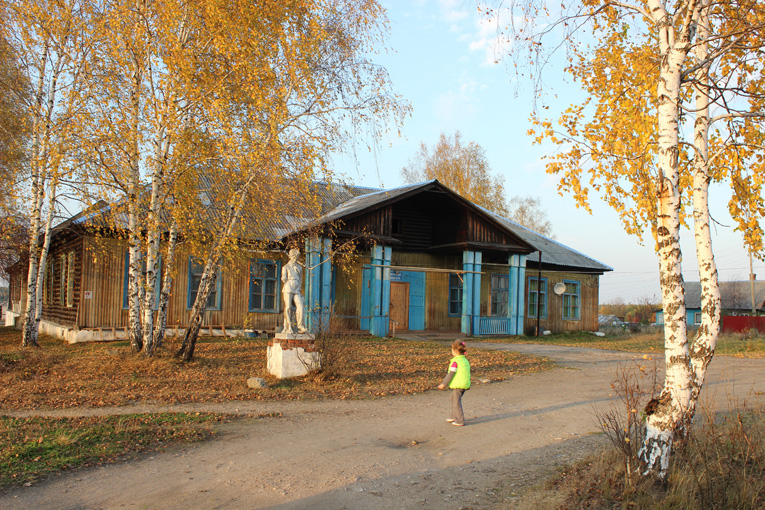 Старая школа в поселке Озерном