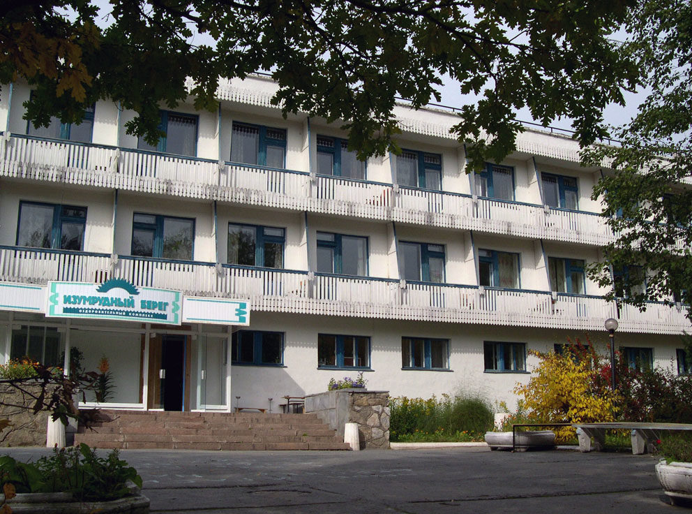 Главный корпус комплекса "Изумрудный берег" в Реже (ныне "Баден-Баден Изумрудный берег"). Фото 2004 года