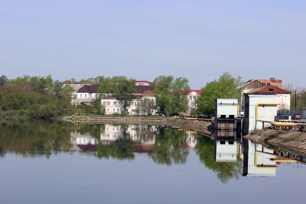 Вид на плотину Режевского пруда и Господский дом в Реже