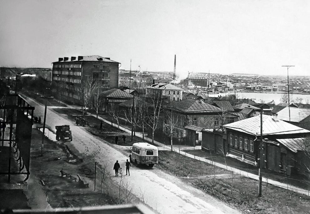 Старые фото Режа. Фото 1970-х. Вид с балкона одной из первых на улице Ленина 5этажек (Ленина, 26)