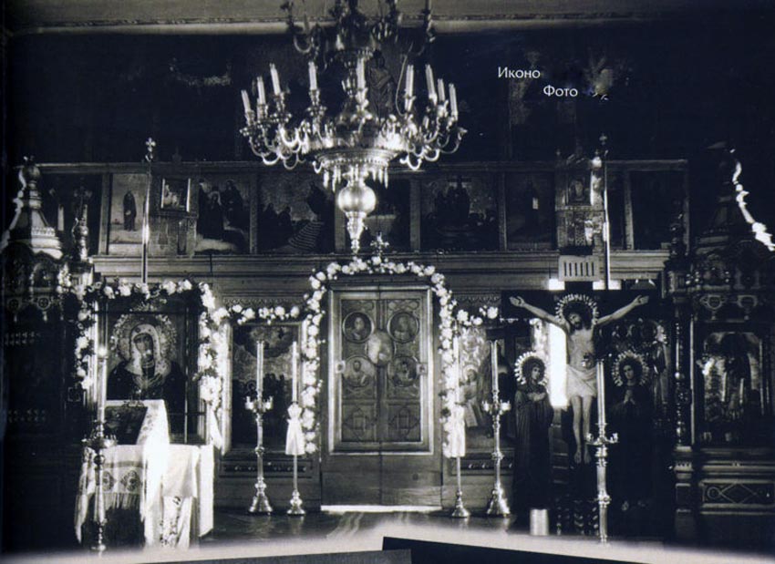 Верхотурье. Икона «Умиление» в стенах Успенской кладбищенской церкви (слева), фото 1970-х годов