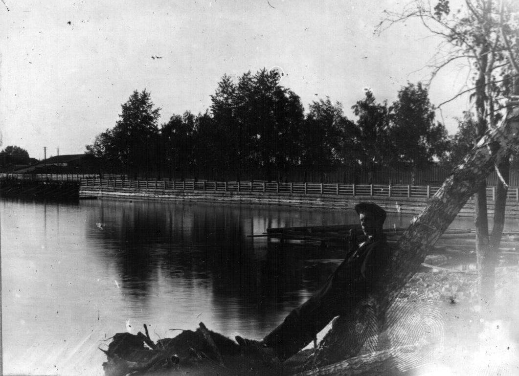 На Режевском пруду в первые годы советской власти, на правом берегу вблизи плотины