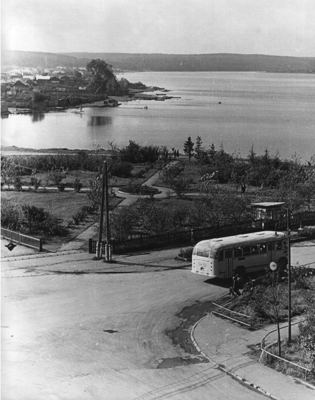 На месте будущего Монумента в конце 1960-х — начале 1970-х был разбит сквер: на фото один из первых больших автобусов в Реже