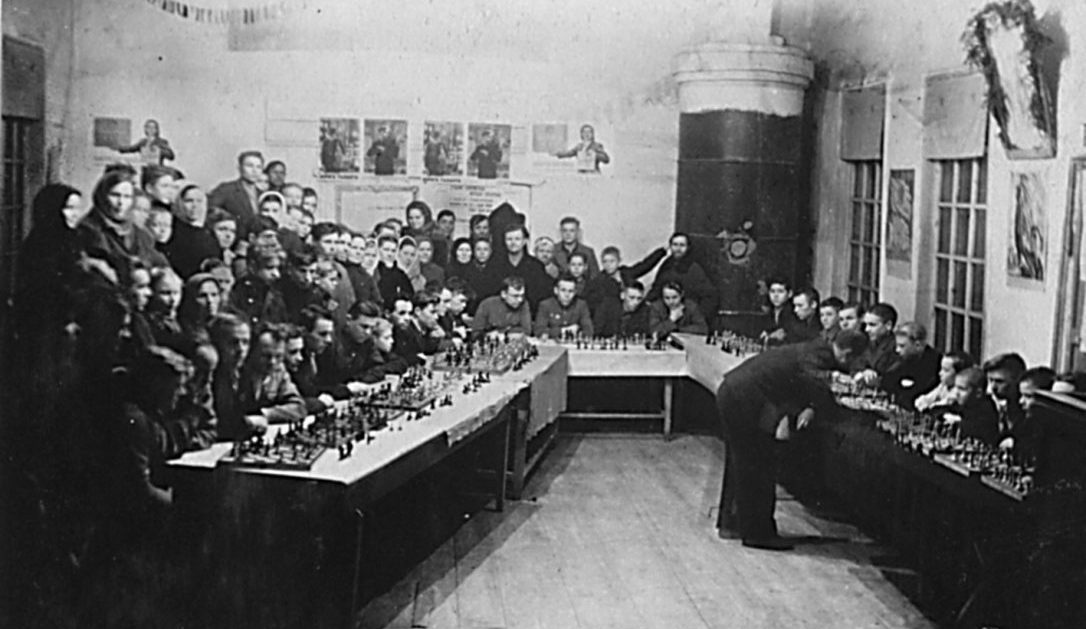 Гроссмейстер Болеславский проводит сеанс одновременной игры в селе Голендухино