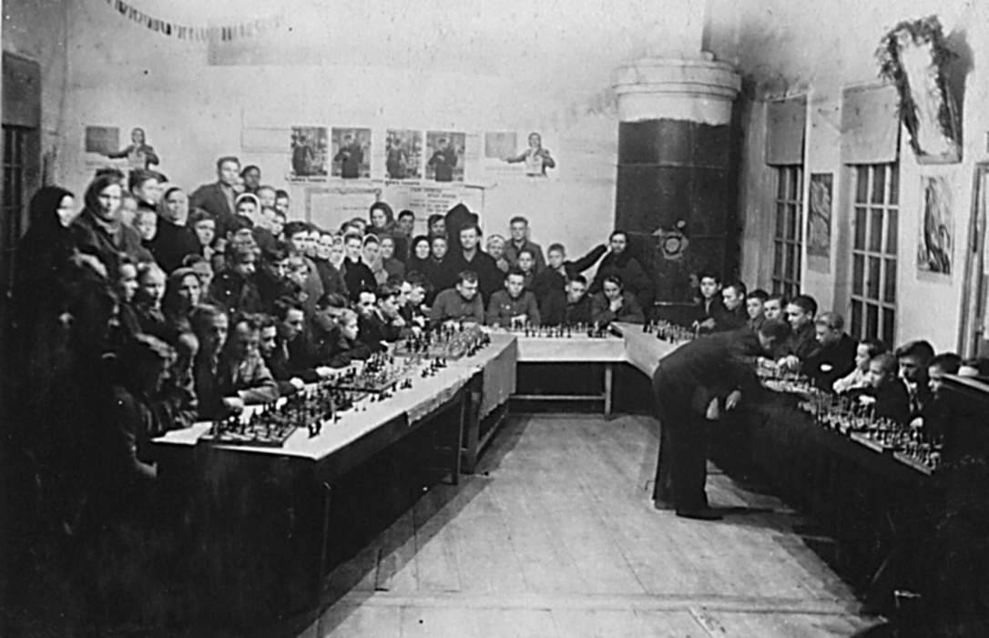 Гроссмейстер Болеславский проводит сеанс одновременной игры в селе Голендухино