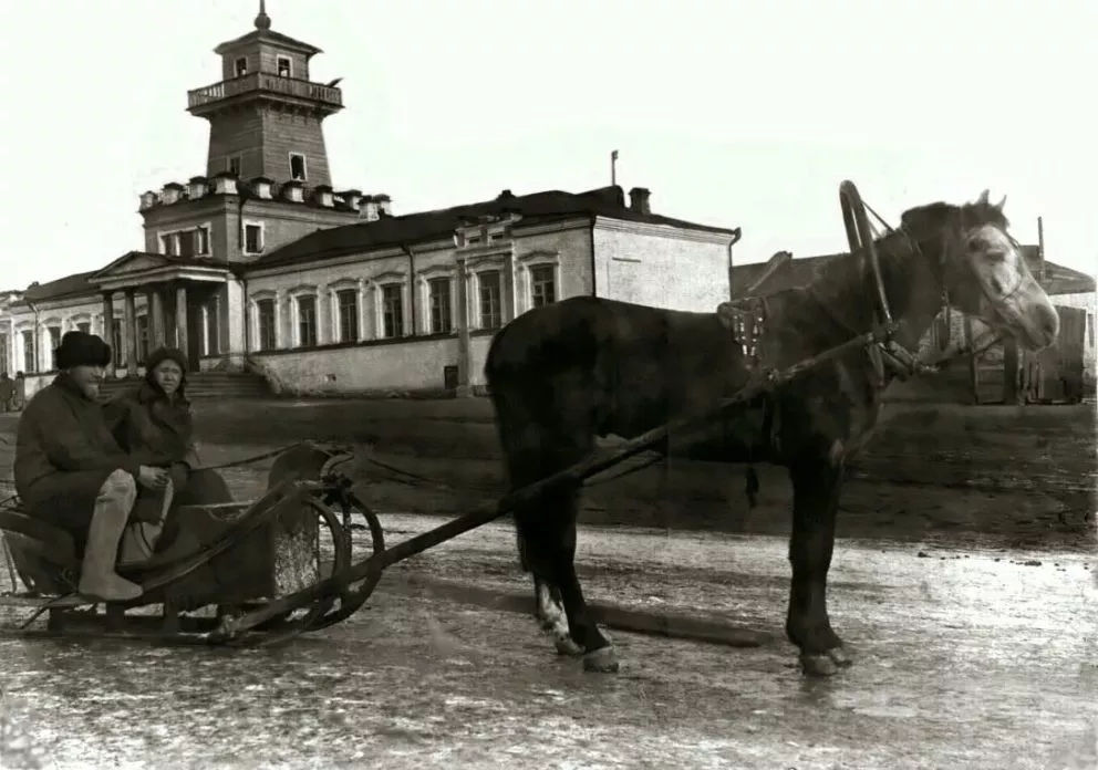 Фото 1930-х годов, на заднем плане бывшее заводоуправление Режевского завода, в те годы режевская школа № 5