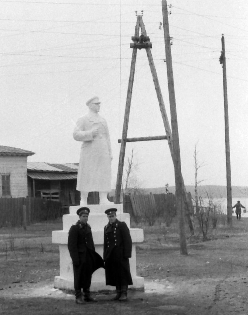 До середины 1960-х на месте будущего Монумента в Реже находился памятник К. Ворошилову