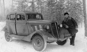 1947 год. Водитель Н. М. Никифоров рядом с автомобилем М-1