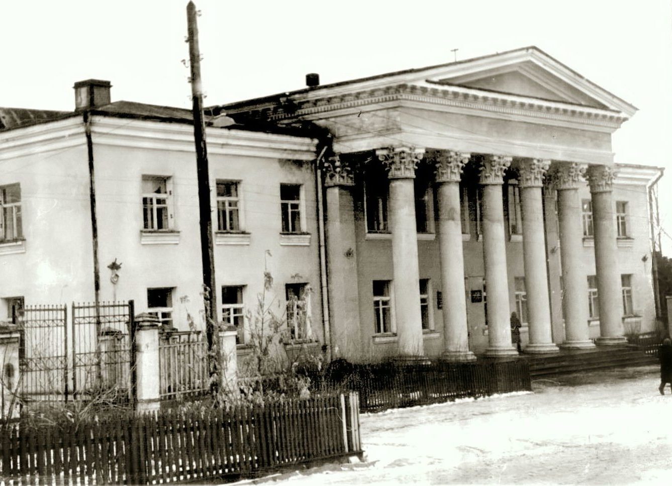 Реконструкция режевского центра началась со строительства Горкома партии в 1956 году