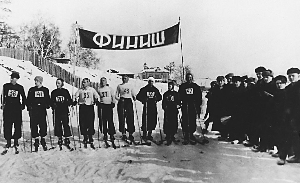Группа лыжников на городских соревнованиях