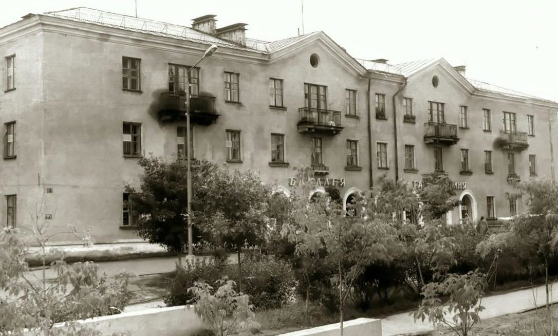 Здание в стиле советского классицизма