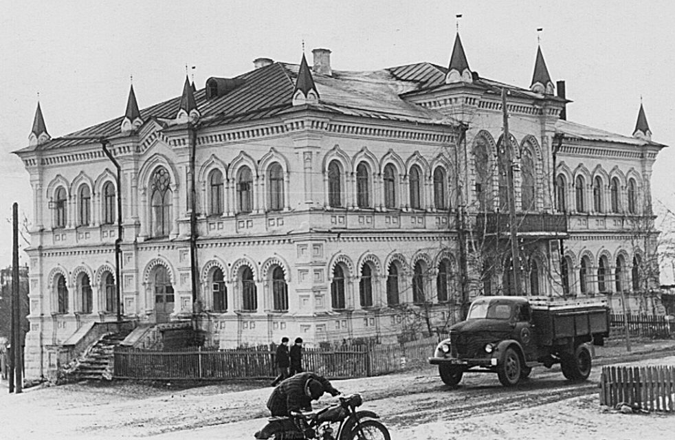 Первая школа в середине XX века