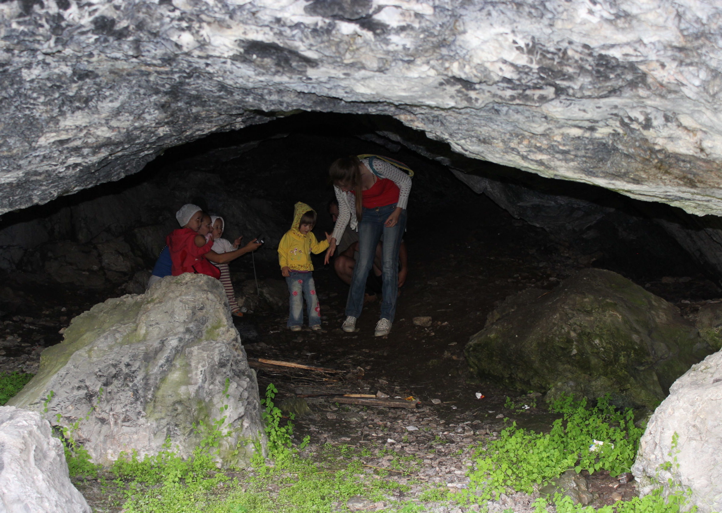 У входа в Першинскую пещеру