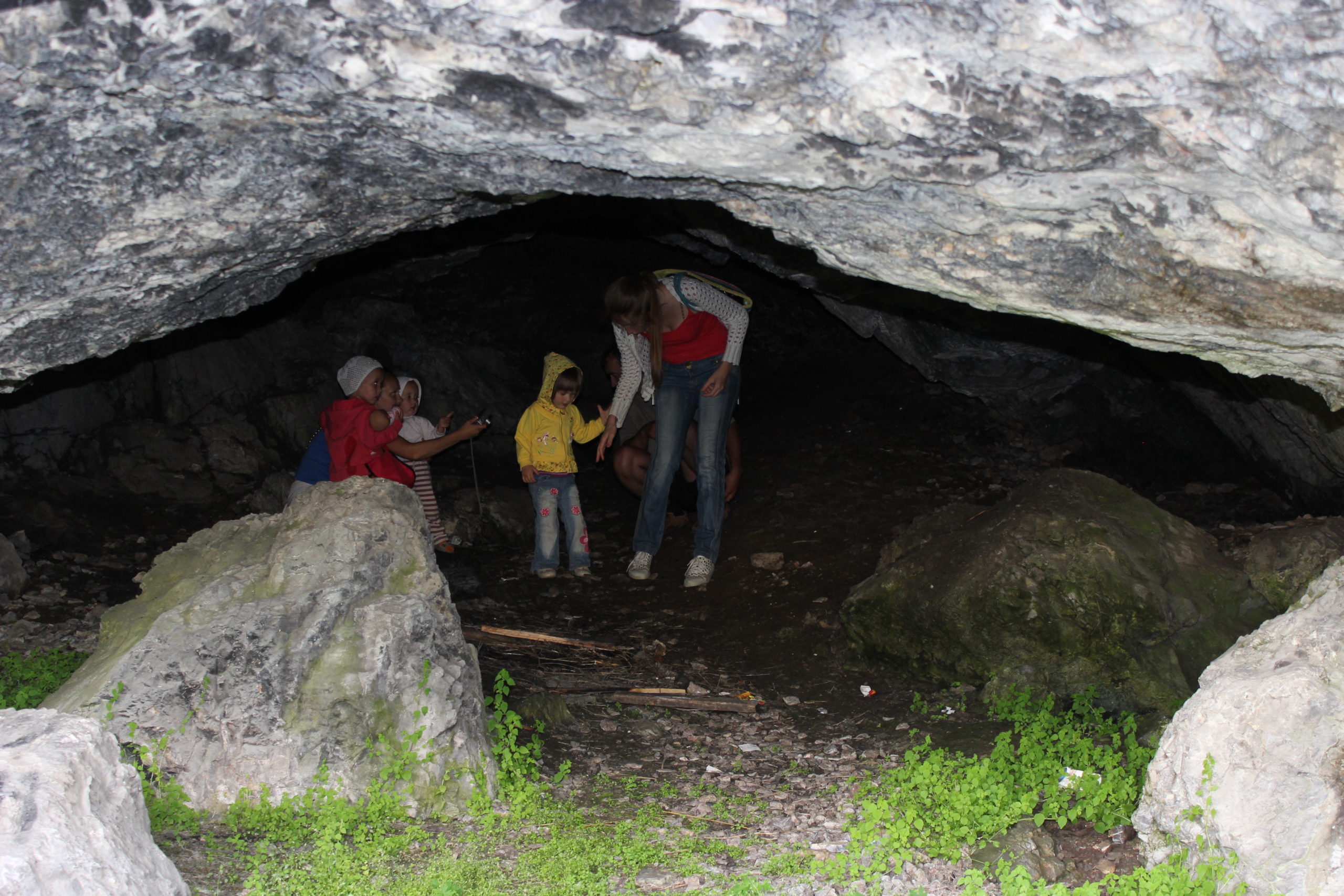 У входа в Першинскую пещеру