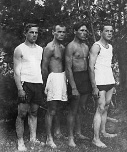 Победители первых в Реже легкоатлетических соревнований (июль 1927 года): Л. Королев, А. Гаренских, И. Гаренских, Е. Сурнин