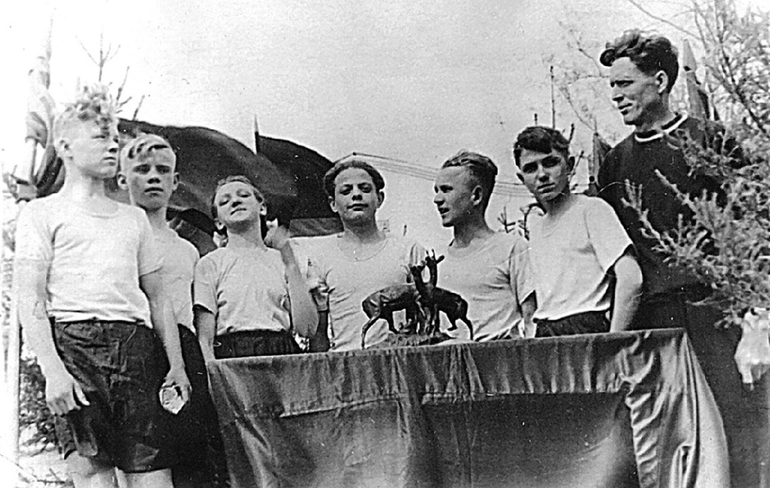 Победители легкоатлетической эстафеты: команда режевской школы № 1 (справа И. А. Барахнин), 1955 год