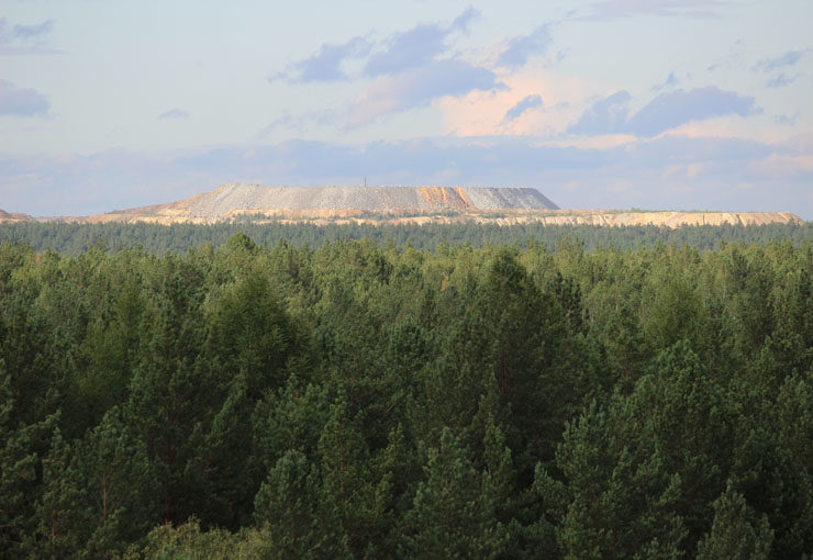 Покровский рудник (Аммонал) или Зеленое озеро. Вид с отвалов Покровского рудника, вдали отвалы современного Сафьяновского медно-колчеданного месторождения