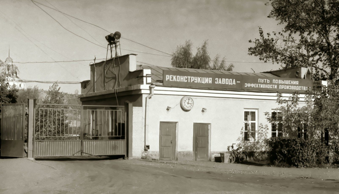 Проходная Режевского механического завода в 1980-е годы