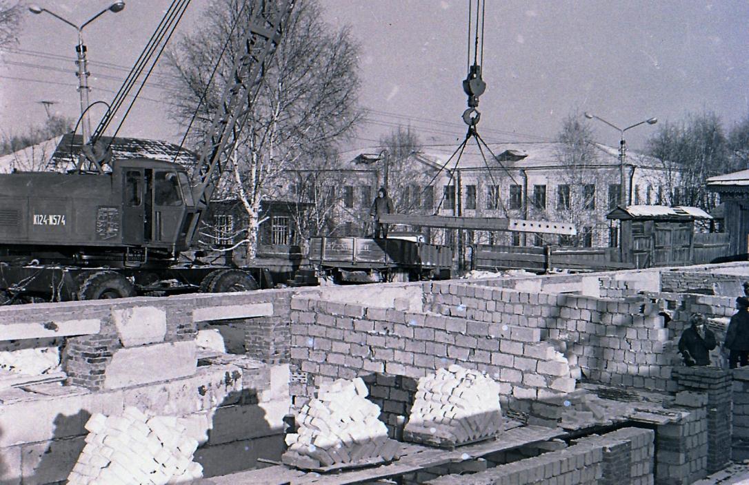 Середина 1970-х: строительство новой почты и узла связи в Реже по улице Ленина,7, на заднем плане школа № 5