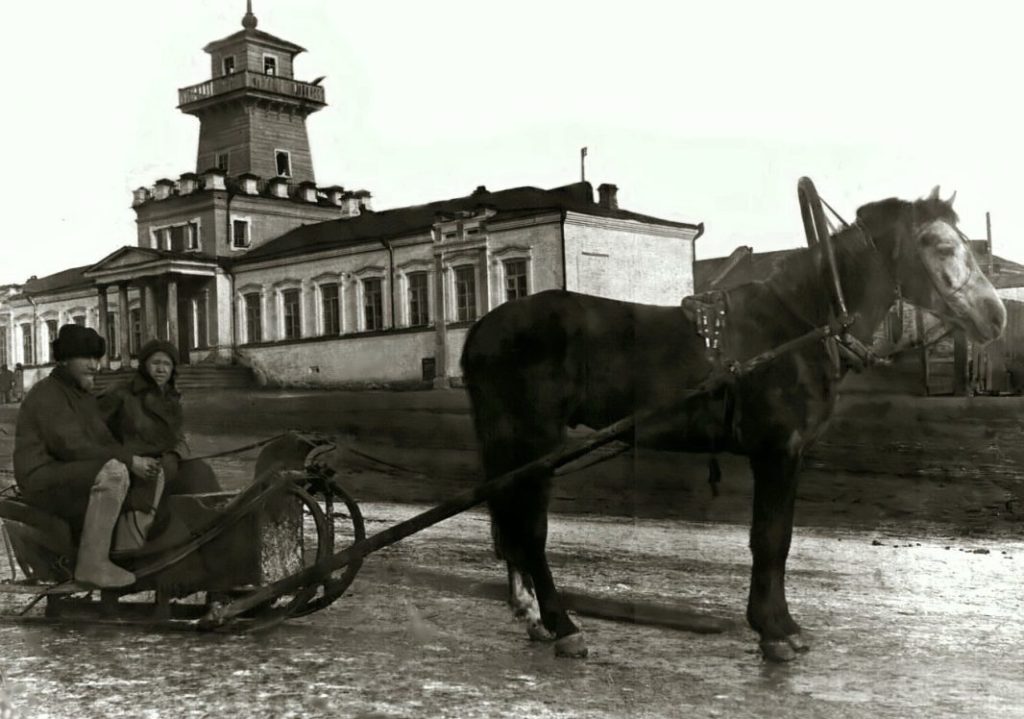 Фото 1930-х годов, на заднем плане бывшее заводоуправление Режевского завода, в те годы режевская школа № 5