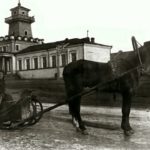 Фото 1930-х годов, на заднем плане бывшее заводоуправление Режевского завода, в те годы режевская школа № 5