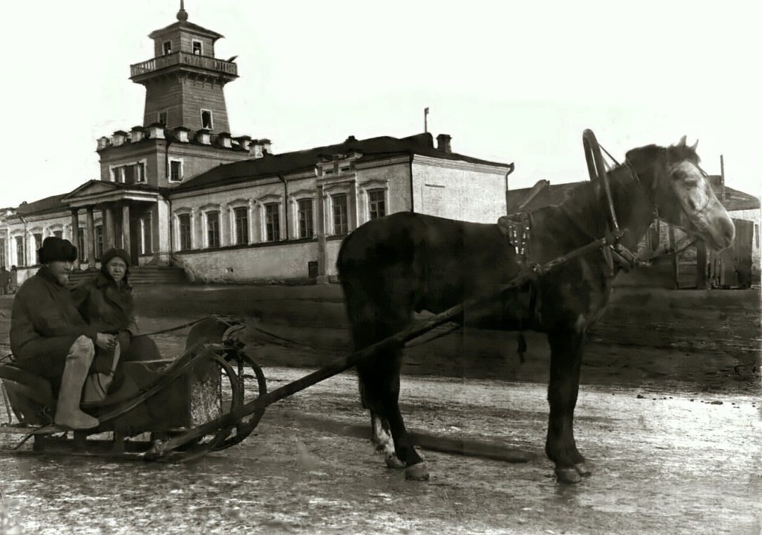 Фото 1930-х годов, на заднем плане бывшее заводоуправление Режевского завода, в те годы режевская школа № 5