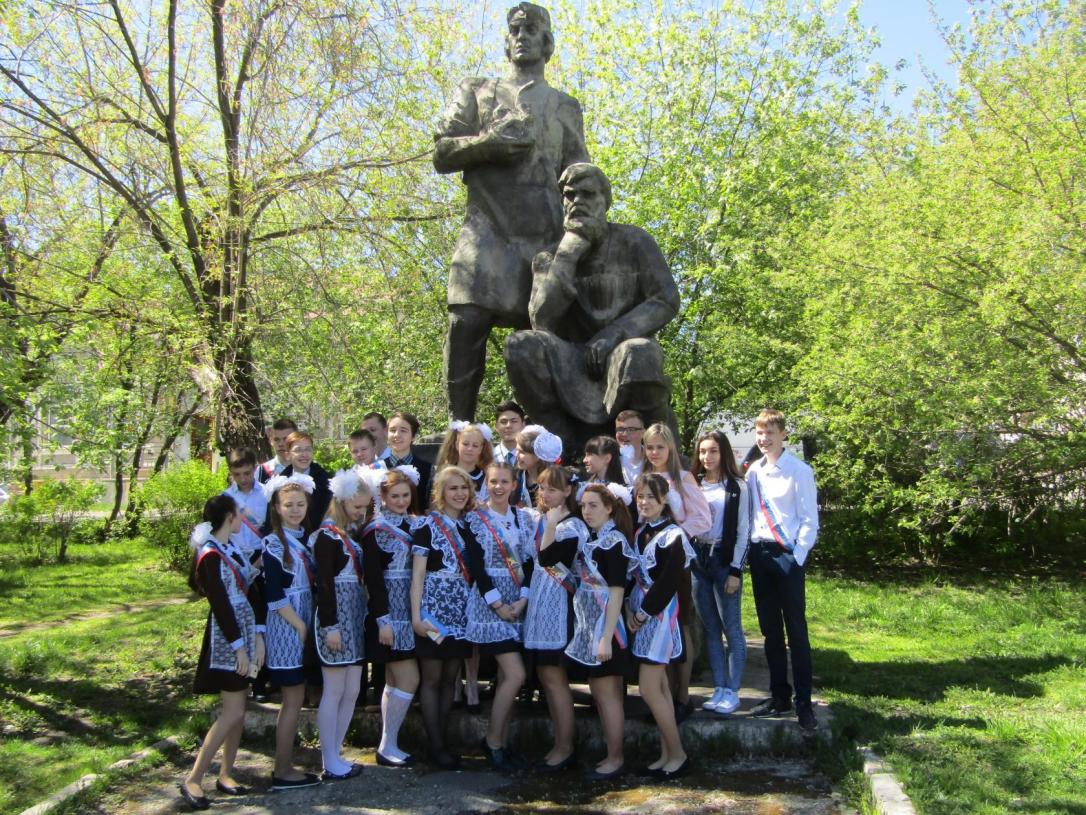 Выпускники из Первой школы у памятника режевским умельцам