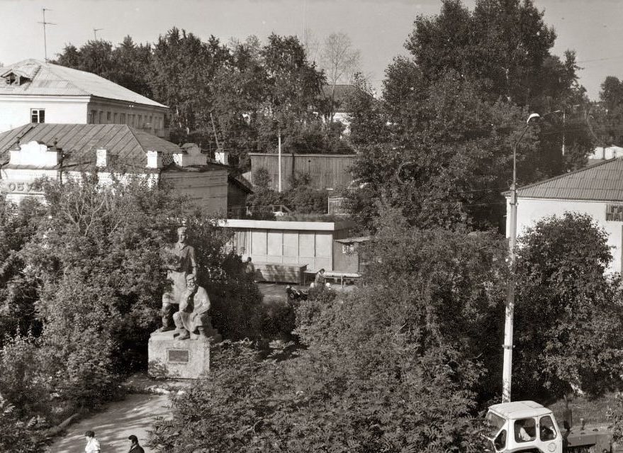 Памятник режевским умельцам в 1980-е годы