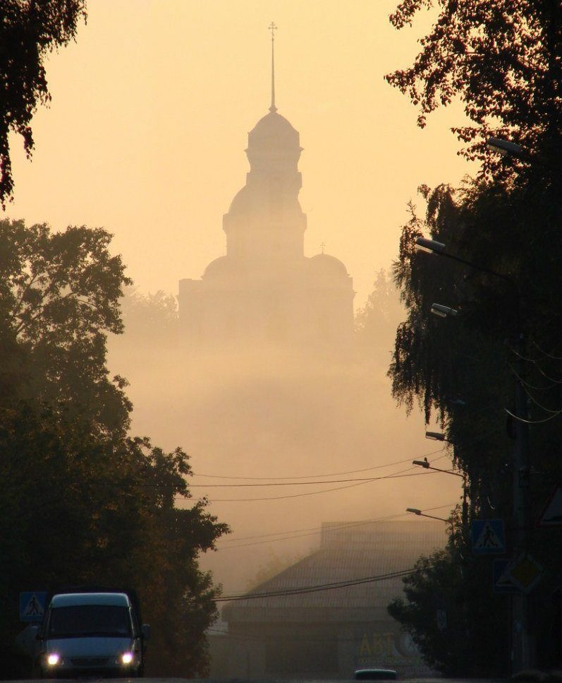 Замыкающий улицу Ленина Иоанно-Предтеченский храм в утреннем тумане