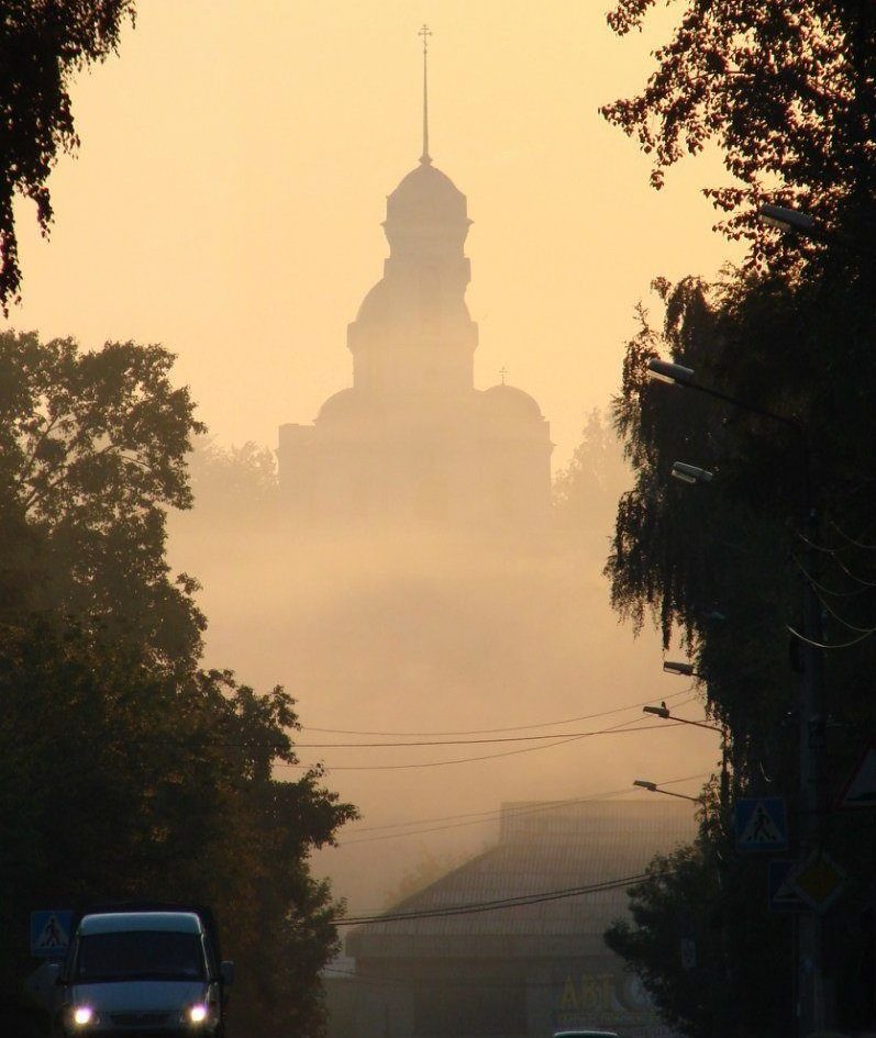 Замыкающий улицу Ленина Иоанно-Предтеченский храм в утреннем тумане