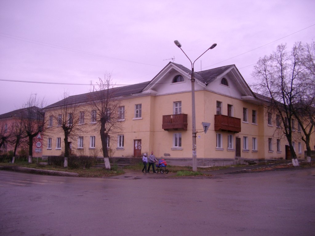 Первый капитальный дом «сталинского квартала» поселка Быстринский, ул. Калинина, 16