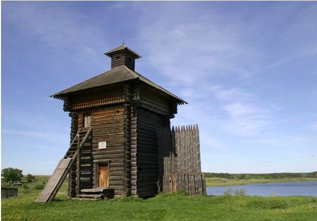 Реконструированная башня Арамашевского острога в Нижнесинячихинском музее-заповеднике