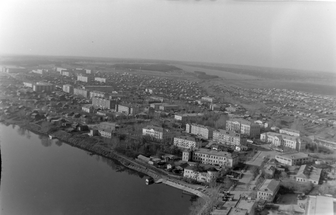 История Режа. Фото рубежа 1970-1980-х годов. Вид на центр города Реж с высоты никелевой трубы