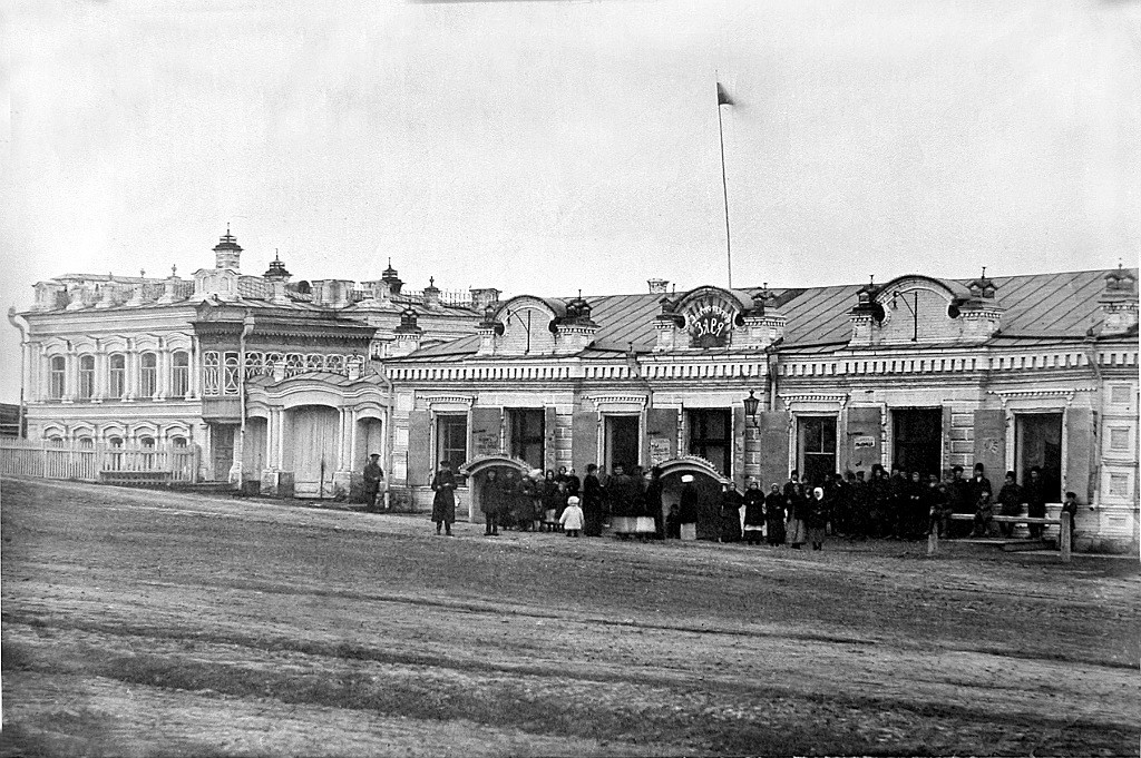 Кинотеатр Заря (прежде торговые лавки) и дом купцов Замятиных в Реже (Режевском заводе). Фото предположительно 1915 года
