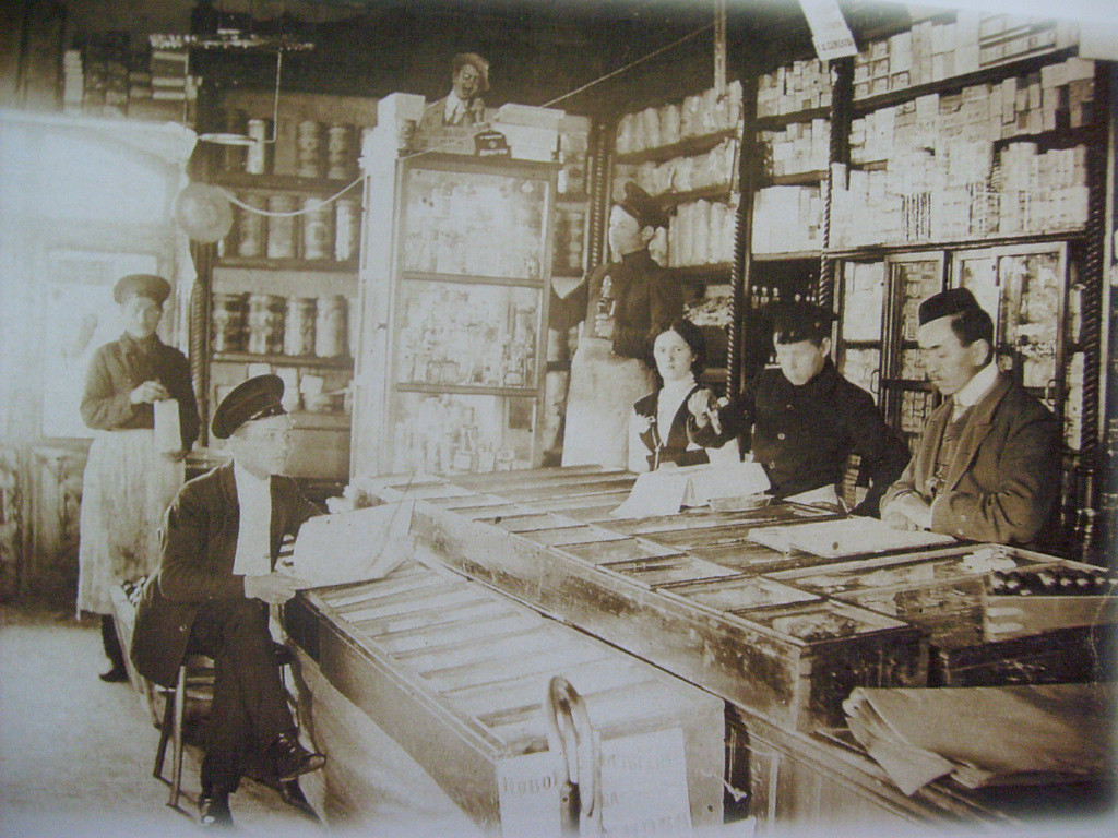 В лавке Ф. Богатеева (сам хозяин — первый справа), ныне торговое заведение на перекрестке улиц Ленина-Советская