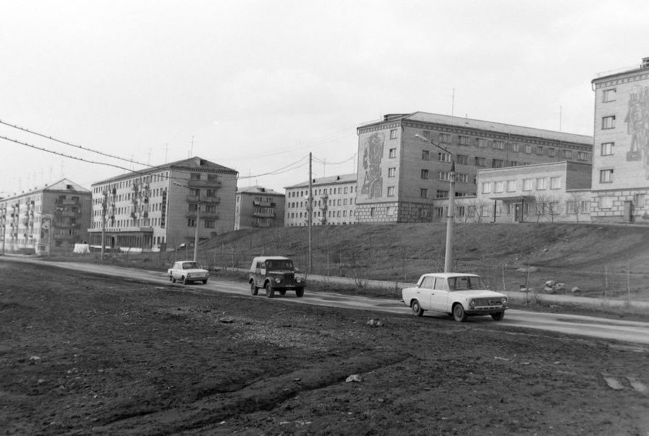 Справа на фото двухэтажное здание между двумя пятиэтажками — столовая «Уралочка» в советские годы, ныне фитнес-центр «Энерджи». В конце 1980-х годов в здании действовал один из первых режевских видеосалонов