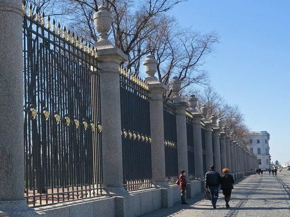 На фото решетка Летнего сада в Петербурге