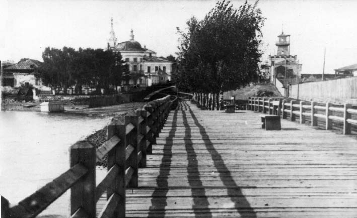 Режевская плотина в начале 20 века. На первом плане - Господский дом Режевского завода