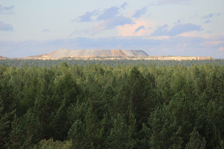 Вид с отвалов Покровского рудника, вдали отвалы современного Сафьяновского медно-колчеданного месторождения