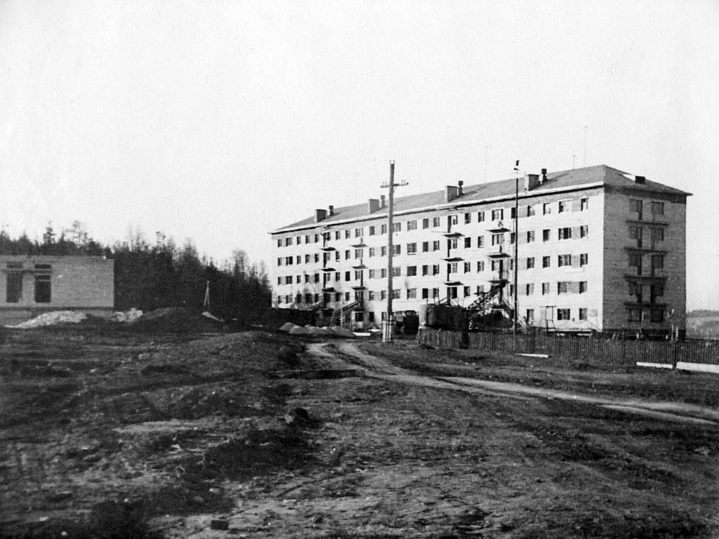 Дом по Космонавтов 10, слева — строительство Режевской детской больницы