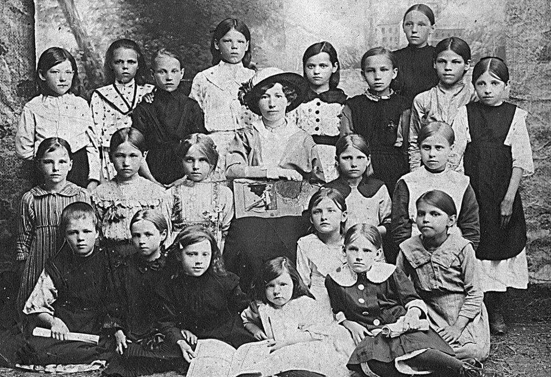 Режевские ученицы земского училища в начале XX века