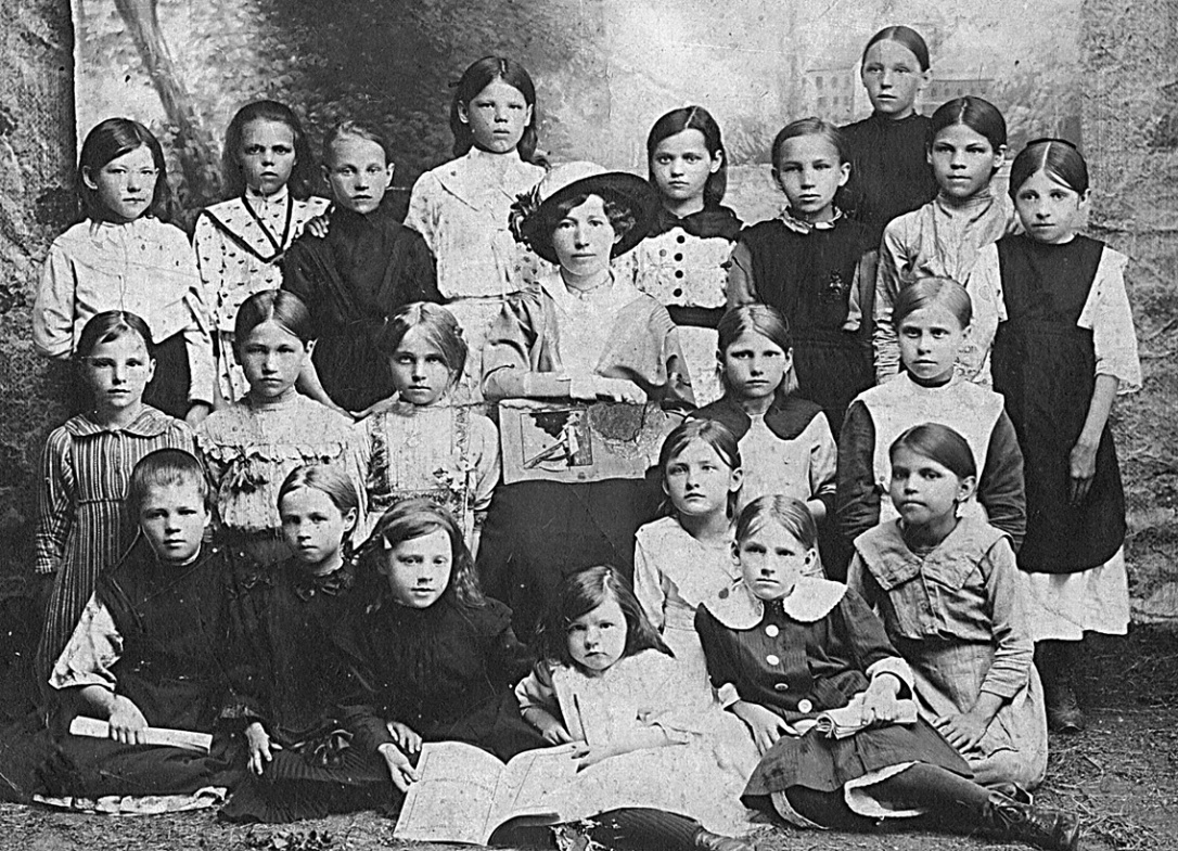 Режевские ученицы земского училища в начале XX века