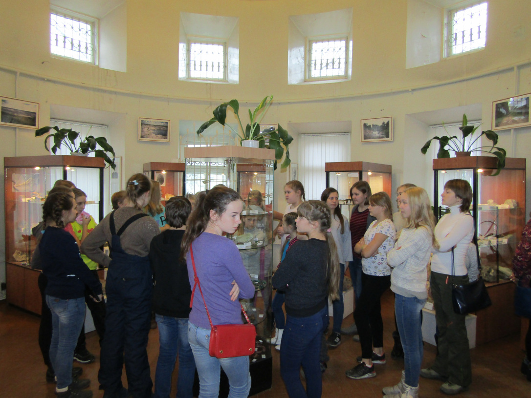 Школьники из Туринска на экскурсии в минералогическом музее, в зале под куполом бывшего Господского дома
