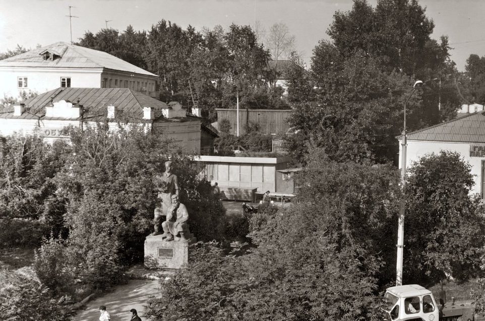 Памятник режевским умельцам в 1980-е годы