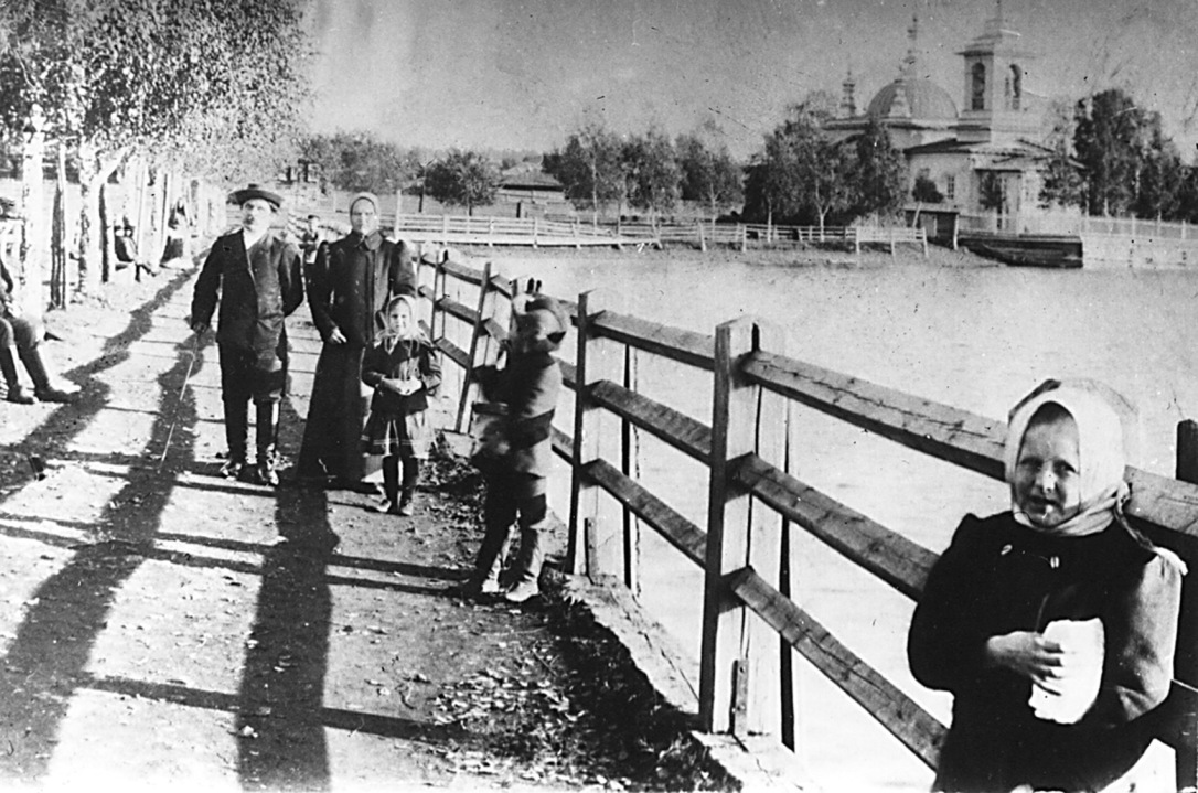 Вид со старой Режевской плотины на правый берег пруда с Успенским храмом. На первом плане семья известного в Реже фотографа Матвеева