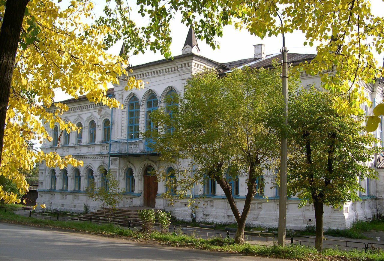 Школа № 1 — один из двух главных символов николаевской эпохи в Реже