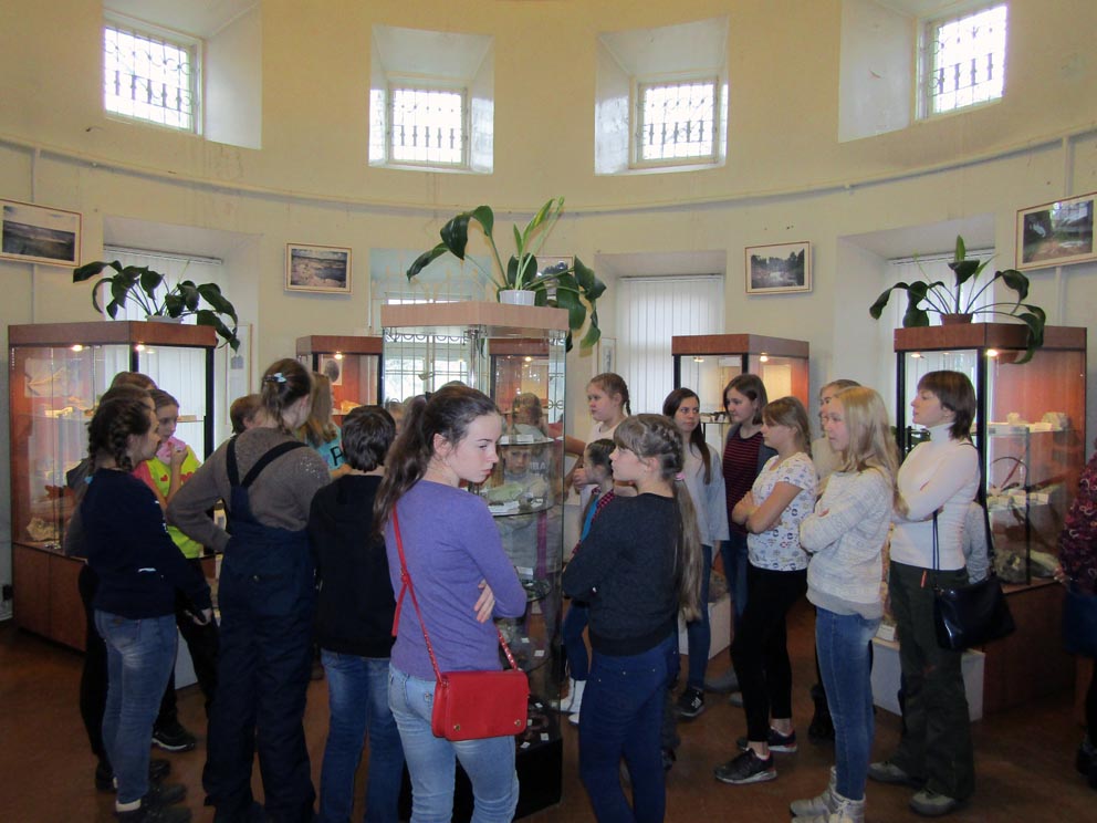Школьники из Туринска на экскурсии в минералогическом музее вместе с турфирмой "Малыш и Карлсон"